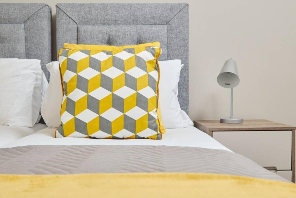 Lovely Apartment - Private Parking - Stadium Views Manchester Eksteriør bilde