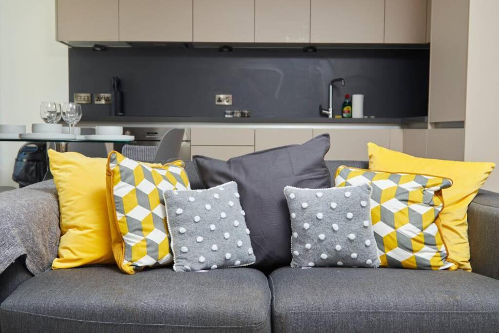 Lovely Apartment - Private Parking - Stadium Views Manchester Eksteriør bilde
