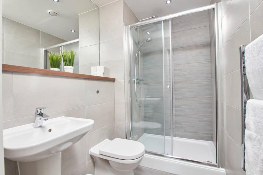 Lovely Apartment - Private Parking - Stadium Views Manchester Eksteriør bilde