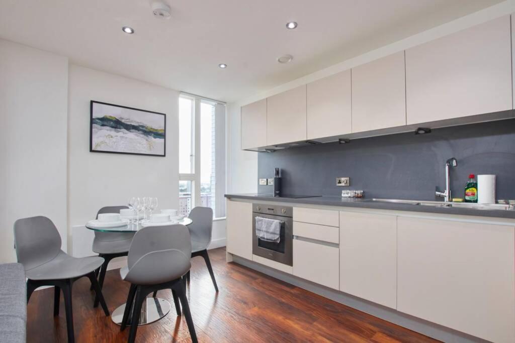 Lovely Apartment - Private Parking - Stadium Views Manchester Eksteriør bilde