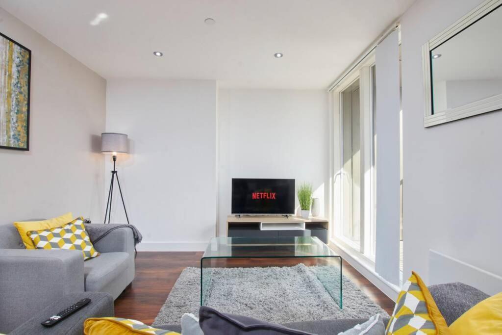 Lovely Apartment - Private Parking - Stadium Views Manchester Eksteriør bilde