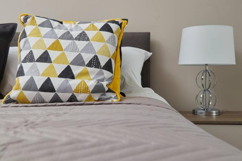 Lovely Apartment - Private Parking - Stadium Views Manchester Eksteriør bilde