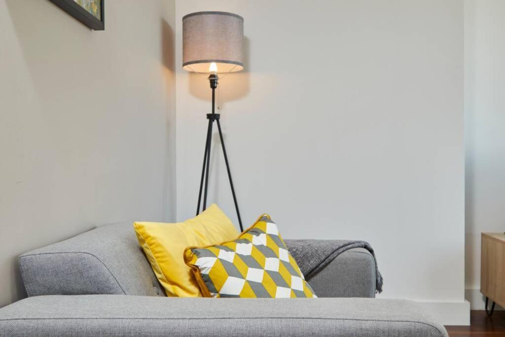 Lovely Apartment - Private Parking - Stadium Views Manchester Eksteriør bilde