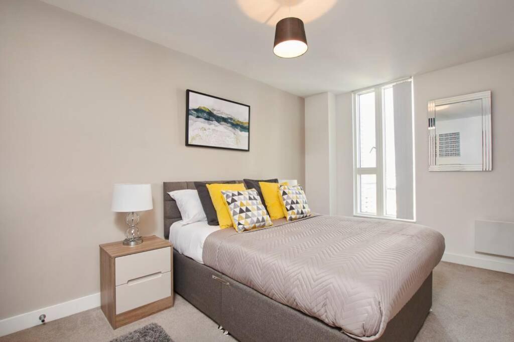 Lovely Apartment - Private Parking - Stadium Views Manchester Eksteriør bilde