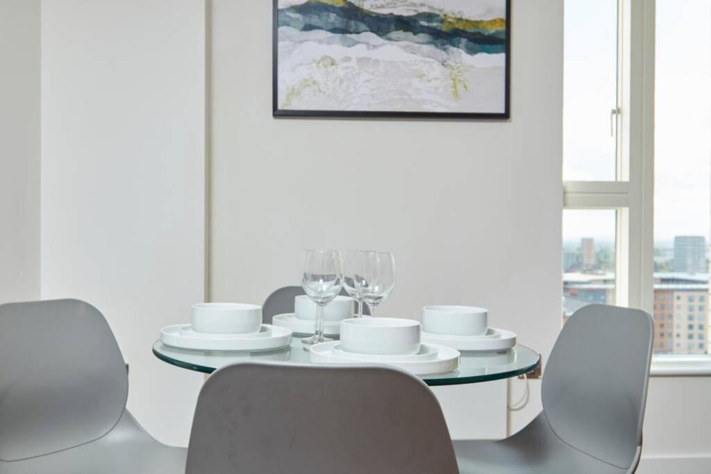 Lovely Apartment - Private Parking - Stadium Views Manchester Eksteriør bilde
